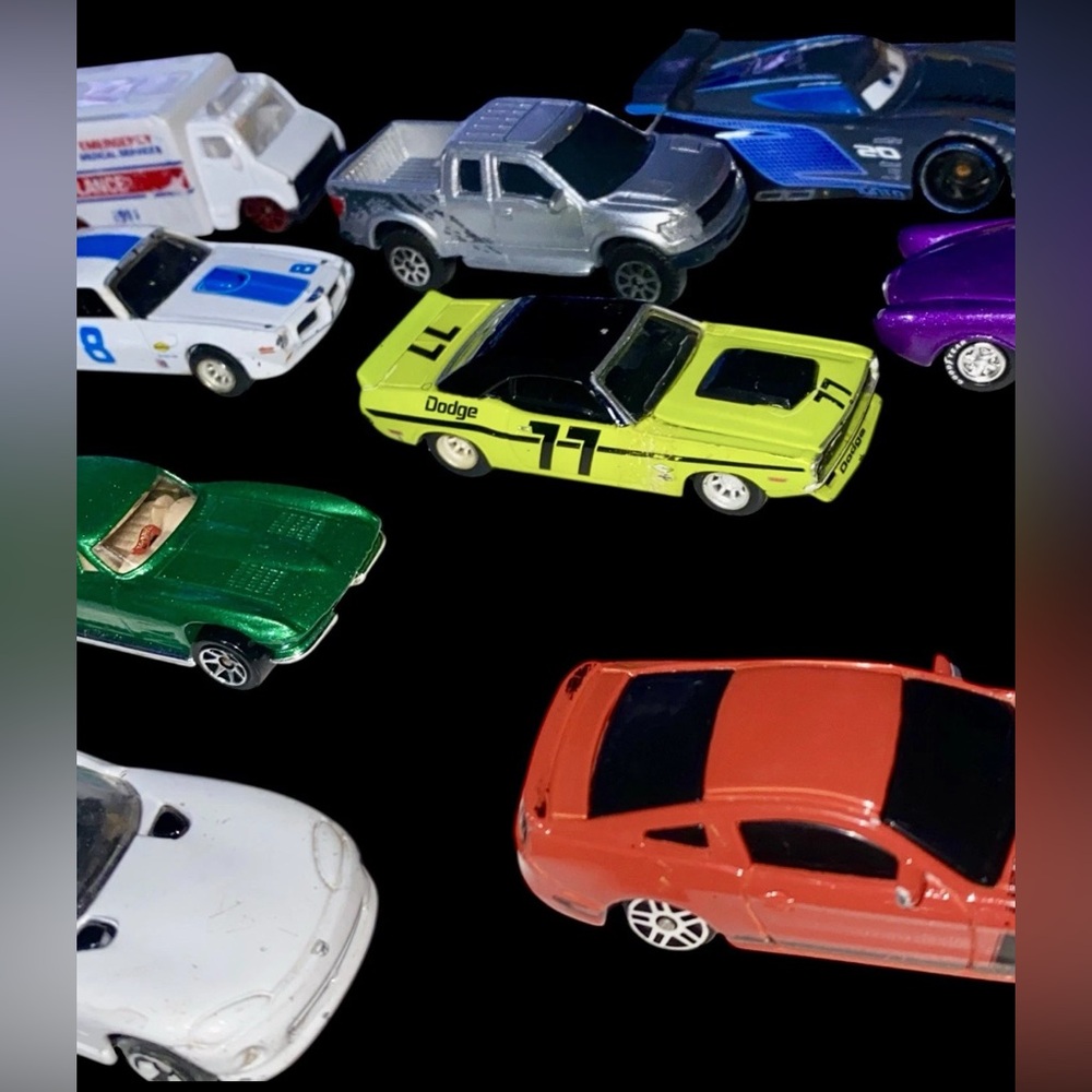 33 Hot Wheels vintage collection lot diecast vehicle hotwheels w/ 2 dividers - Picture 8 of 16